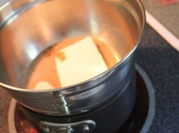 step3: 取攪拌盆, 將奶油乳酪, 奶茶, 糖, 吉利丁粉, 利用隔水加熱的方式攪拌均勻