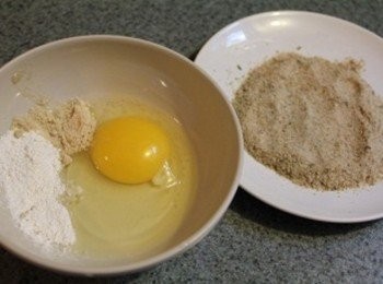 step3: 鮭魚薯餅從冰箱取出後, 過2關 ** 我把雞蛋/玉米粉/雞粉打散成蛋液. 要用基本的過三關麵粉 -->蛋汁 -->麵包粉也是可以
