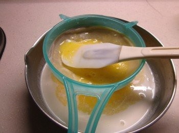 step2: 雞蛋打散以篩網過濾雜質,徐徐加入1.中混合