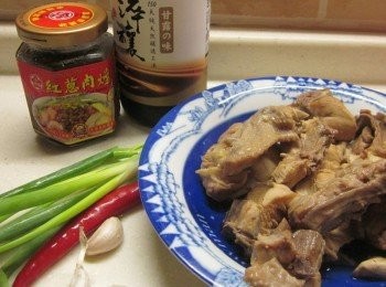 step1: 備料:辣椒切片.青葱切段分葱綠及葱白