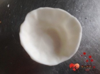 step5: 分成大小約15G,手上沾油捏成碗型薄片(這是我的方式)