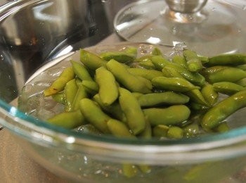 step5: 將毛豆洗淨,將毛豆兩尖角位剪去