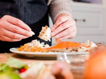 step1: 把花蟹用牙刷刷淨，隔水蒸熟。記著要留起蟹水精華。