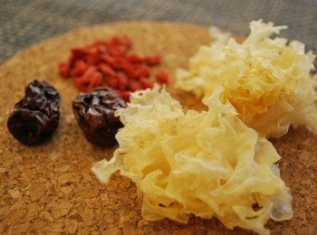 step2: 紅棗與枸杞洗淨瀝乾備用