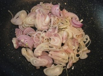 step9: 炒糯米：起油鍋加入蔬菜油與芝麻油，小火將紅蔥頭細絲煸至金黃