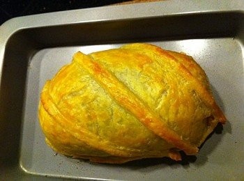 step2: 2)在工作枱上放上保鮮紙, 再在中間位置放上巴馬火腿, 再放上磨姑蓉, 及牛柳包實放入雪櫃冷藏15-20分鐘