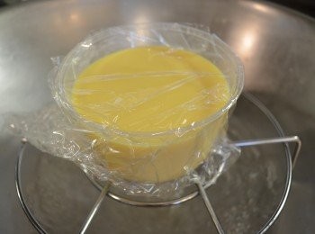 step5: 鍋中加入適量水煮滾後，放入蛋豆漿，先以大火蒸2分鐘後，轉小火續蒸約5分鐘。
