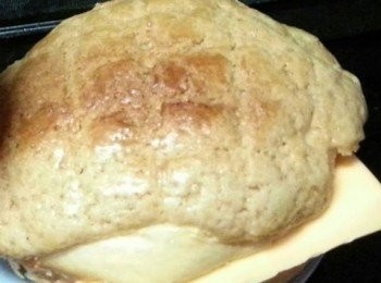 step14: 切開菠蘿包中間,將1片芝士片放入即可