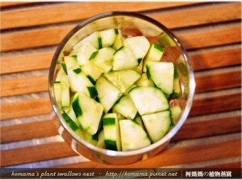 step5: 隨後將小黃瓜丁，擺放在番茄丁的上層。