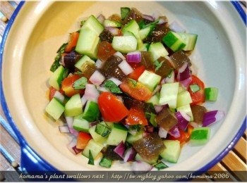 step7: 先將黑木耳健康凍、小番茄、九層塔、小黃瓜與洋蔥等<span class="group_1">食材</span>放入碗中，並稍微攪拌一下。