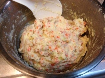 step4: 馬鈴薯搗成泥待涼，放入作法3，以鹽、黑胡椒調味即可。