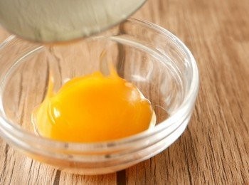 step2: 撈起蛋黃放到另一個碗中，蛋白冷藏(4℃)備用。