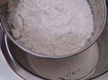 step1: 將中筋粉過篩
