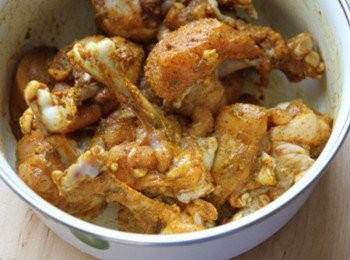 step3: 取一容器將雞小腿、清酒與蒜末拌入用手抓勻，倒入孜然粉、咖哩粉、辣椒 粉、鹽醃約30分鐘。