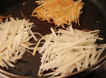 step4: 鍋中加入油，將馬鈴薯絲置入整理成圓形狀，雙面煎成金黃後取出(一顆馬鈴薯約可煎成4份)