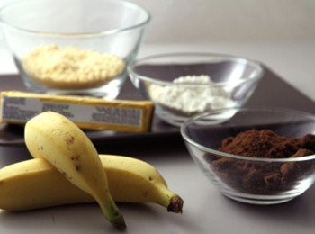 step1: 將豆漿機製作豆漿剩下的黃豆渣放入乾鍋小小火炒乾後放涼備用。