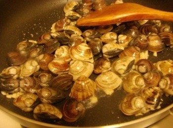 step3: 接著放入蛤蜊略為拌炒