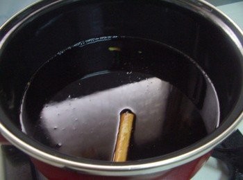 step2: 準備一適合鍋子ˊ放入紅酒半瓶ˊ冰糖3大匙ˊ檸檬皮削1個ˊ肉桂棒1根 煮滾