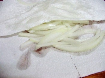 step4: 4.取出冷藏後的洋蔥ˊ用餐巾紙擦乾水份