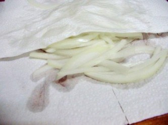 step4: 4.取出冷藏後的洋蔥ˊ用餐巾紙擦乾水份