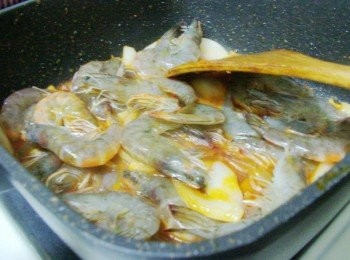 step5: 5.然後加入蝦子及剩下的所有<span class="group_2">調味</span>拌炒均勻入味