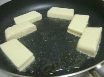 step3: 熱鍋後放入1.5大匙的油ˊ然後將切片的雞蛋豆腐輕輕擺入