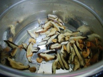 step5: 接著加入香菇炒出香氣