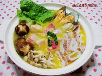 step7: 湯鮮味美黃金海鮮鍋就完成囉~ 鍋底因為用了南瓜ˊ有著自然清甜ˊ加上火鍋料及大量海鮮ˊ 真的不用調味就非常鮮美哦。 試試看吧~