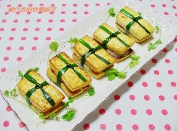step6: 是不是超簡單阿ˊ只是多點心思ˊ 簡單食材也可以變成上得了台面的宴客年菜ˊ 豆腐香搭配爽口鮮美鮑魚沙拉ˊ滋味真美妙。 喜歡的一定要試試看哦~ 這鮑魚沙拉口感味道都超棒ˊ 重點是還十分優惠便宜ˊ可以自己進去網站看看。