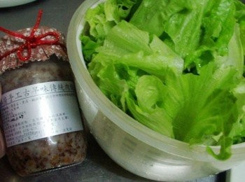 step1: 1.先準備好所需<span class="group_1">材料</span>ˊ生菜洗淨ˊ處理成適當大小備用