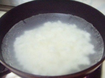 step3: 準備一湯鍋放入隔夜飯2倍水量ˊ一起煮滾