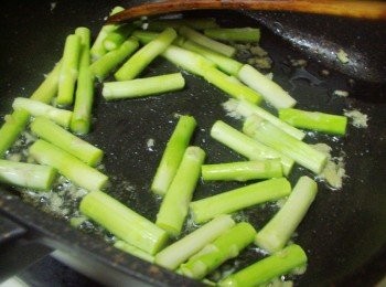 step3: 加入蘆筍根部先拌炒