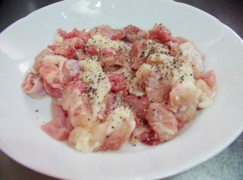 step4: 去骨雞腿切小丁ˊ用酌量鹽和黑胡椒抓勻