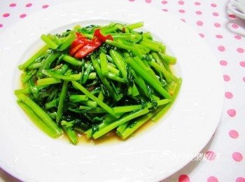 step5: 一般鐵含量高的蔬菜ˊ炒時容易反黑ˊ 可以運用和平時相反方式處理ˊ 就是爆炒完香料ˊ 別急著放青菜ˊ先加些水再擺入預炒的蔬菜ˊ 讓青菜被油水包覆住ˊ 隔絕掉空氣ˊ 蔬菜不易氧化ˊ自然也可保持翠綠。 當然ˊ如果有專業快速爐ˊ火力夠強ˊ快速熱炒也OK的ˊ 試試看吧~