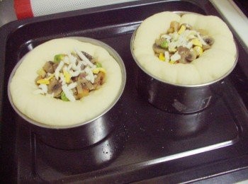 step7: 再灑上少許雙色起司ˊ送入已經預熱好烤箱ˊ180度c烘烤22~25分鐘即可