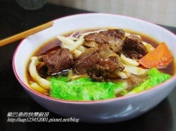 step7: 撈起麵條和小白菜ˊ淋上完成的<span class="group_2">原汁牛肉</span>湯做最後組合ˊ 美味可口【<span class="group_2">原汁牛肉</span>麵】就完成囉。 除了做為麵條湯汁ˊ也可當一般配菜上桌ˊ 更可以再變化做成牛肉燴飯喔。 喜歡的ˊ趕緊試試看。