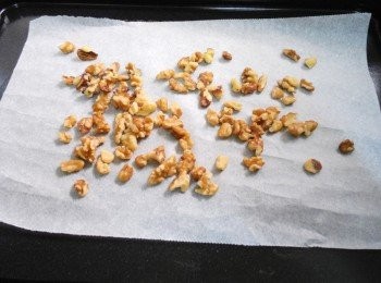 step2: 烤盤鋪上烘焙紙ˊ均勻擺上核桃40g(我用生核桃所以要先烤過比較香) 如果用的是熟核桃ˊ此步驟即可省略