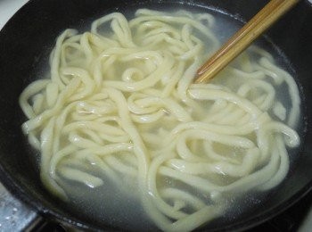 step6: 準備湯鍋加入適量的水ˊ酌量鹽和幾滴油煮沸ˊ 然後擺入完成麵條煮約3~4分鐘ˊ完成撈起備用