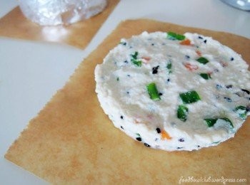 step3: 将固定好的豆腐摆在盘子上／烘焙纸上，摆放一旁，至到全都弄好为止。