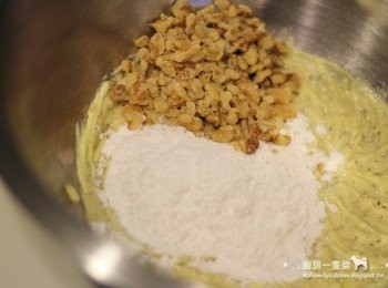 step4: 分兩次加入壓碎的核桃、中筋麵粉，混合均勻。