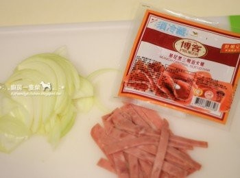 step1: 先炒餡料: 洋蔥切絲、火腿切絲。