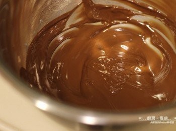 step1: [<span class="group_2">巧克力甘納許</span> ]: 牛奶巧克力隔水加熱融化(水溫別太高，約70~80度C)。
