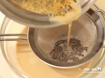 step10: 用篩網過濾茶葉，即完成<span class="group_2">鮮奶茶</span>。