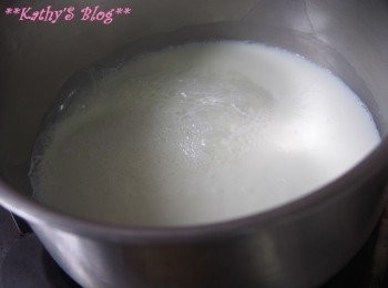 step2: 將350g鮮奶以細火煲至滾起~