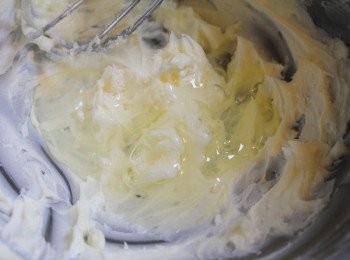 step2: 再加入蛋白, 攪拌至蛋白完全被奶油糊吸收. (手打過程約3分鐘)