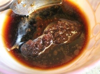 step1: 先將<span class="group_2">醬汁</span>調好備用. 雞腿切丁, 香菇泡軟備用