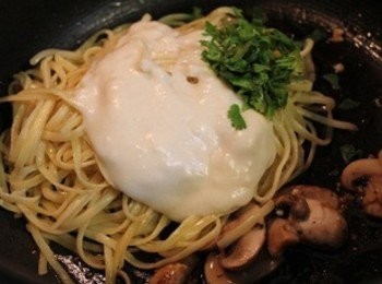 step5: 再加入麵條/白醬/香菜末 (** 香料可以幫助解膩. 適用於白醬. 可選擇香菜, 九層塔, 巴西利, 或是羅勒)