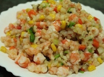 step4: 待蝦泥炒熟, 再將燙熟的蝦仁丁/玉米/紅蘿蔔丁/蔥綠下鍋翻炒, 最後用鹽巴/雞粉/白胡椒粉調味即完成