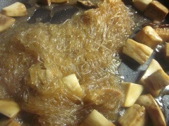 step3: 粉絲入鍋和醬汁拌炒均勻,蓋上鍋蓋用小火煮到湯汁微乾