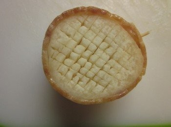 step3: 杏鮑菇切粗段劃上格子,用培根圈住,再用牙籤固定